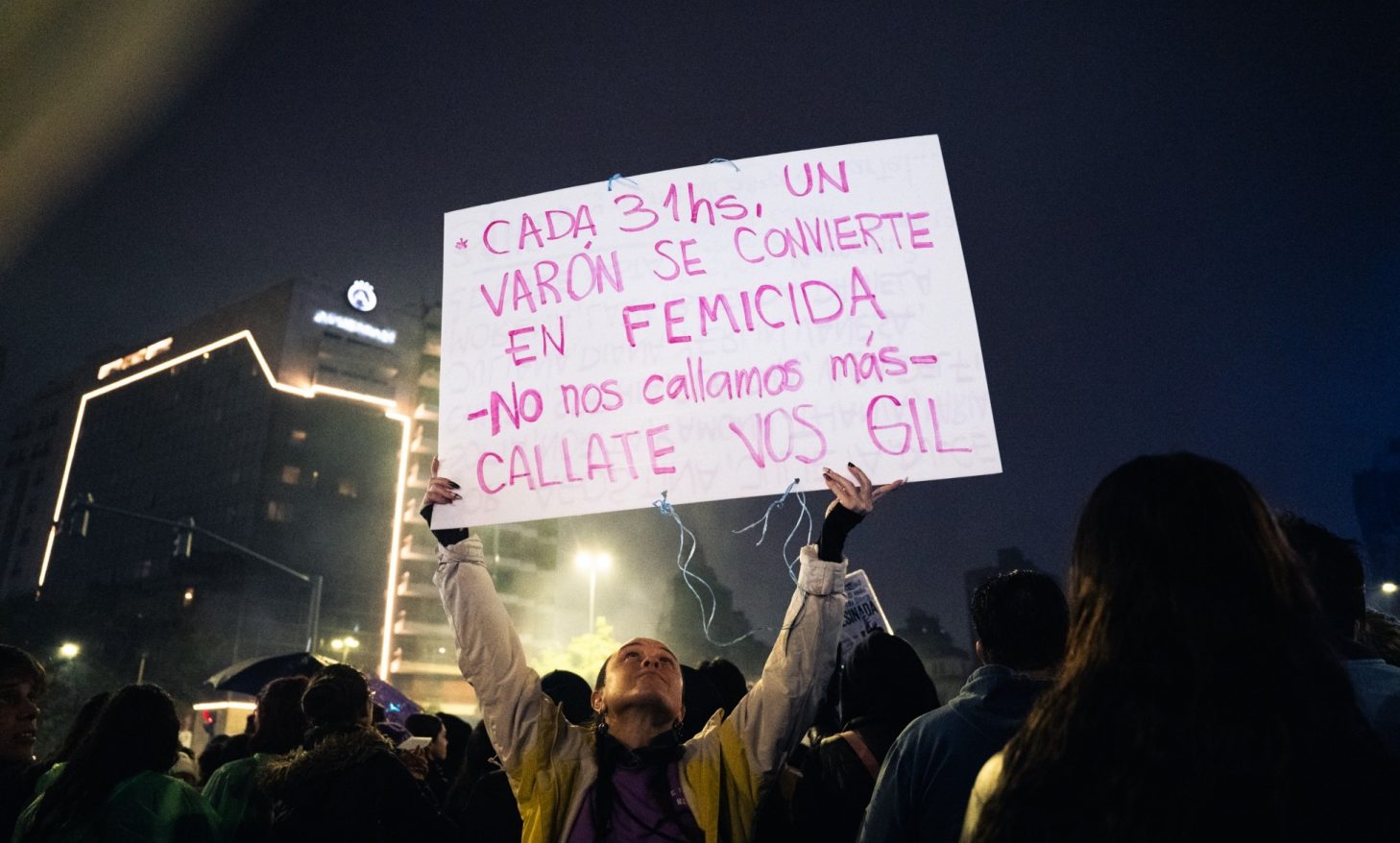 En la ciudad de Córdoba, más de 100 mil personas marcharon a pesar de la lluvia. Entre paraguas y con el dolor a flor de piel, el grito de Ni Una Menos fue contundente. También en muchísimos pueblos y ciudades de la provincia, con carteles improvisados, con antorchas hechas de botellas, madres con sus niñas, adolescentes que salieron del cole para llegarse entre amigas, con sus profes atravesados con la conmoción por el femicidio de Agostina Vega. 